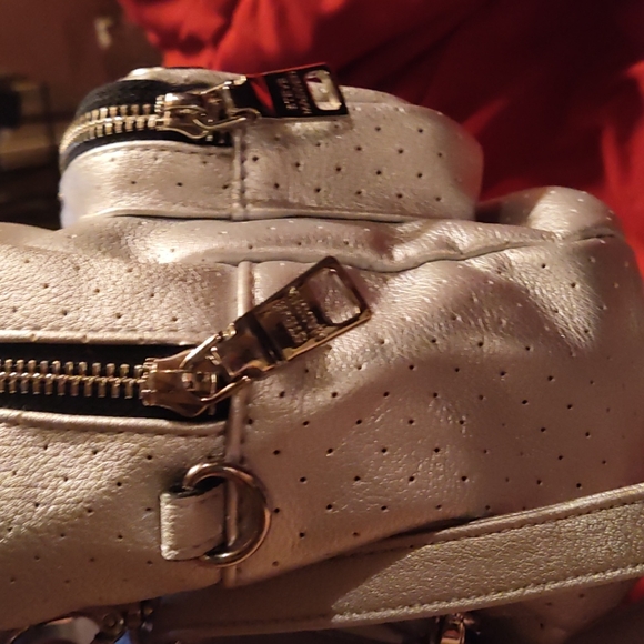 Adjustable Steve Madden Silver Mini Bookbag nwot - Picture 4 of 8